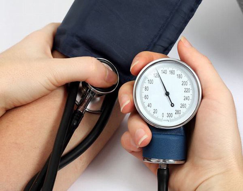 11 triệu chứng huyết áp thấp và lời khuyên từ bác sĩ | Vinmec