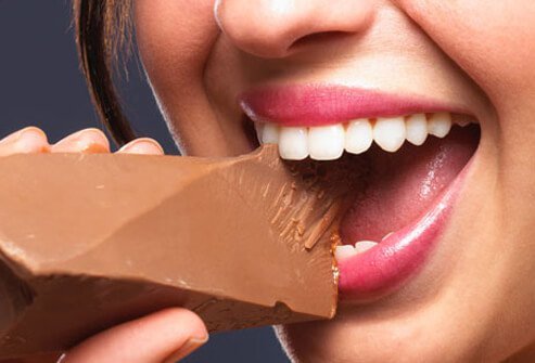 Mặc dù có nhiều người tin rằng, ăn sô cô la không góp phần làm nổi mụn. 