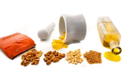 Cá hồi, quả óc chó, dầu hạt cải và hạt lanh đều cung cấp các axit béo thiết yếu như omega-3 và omega-6, chịu trách nhiệm cho màng tế bào khỏe mạnh.