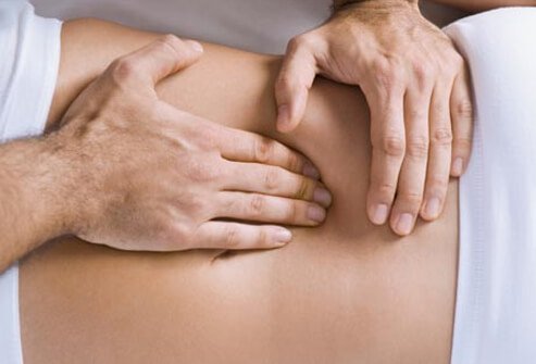 Thao tác nắn cột sống được sử dụng bởi các bác sĩ chỉnh hình và bác sĩ nắn xương để điều trị chứng đau thắt lưng ở một số bệnh nhân được chọn.