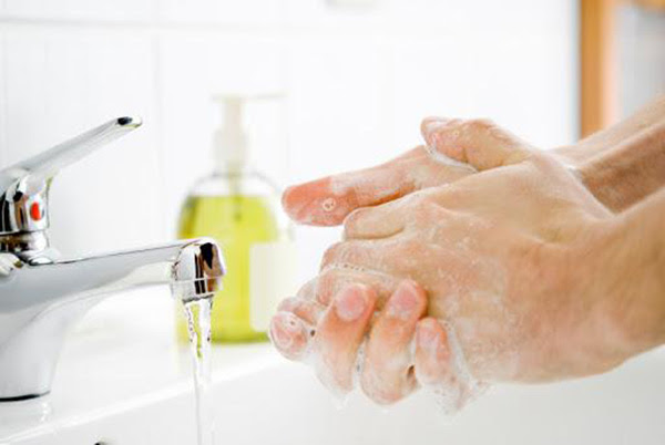 Rửa sạch tay dưới vòi nước sạch và sử dụng xà phòng làm sạch