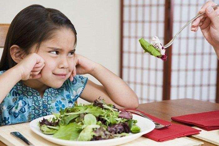 Khi trẻ bị rối loạn tiêu hóa, cha mẹ không nên ép bé ăn quá nhiều