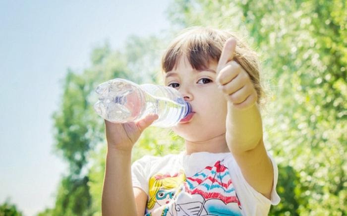 Cần cho bé uống đủ nước mỗi ngày để tăng sức đề kháng